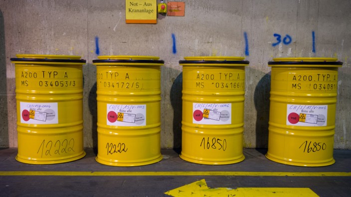 Kernenergie: Wo soll der strahlende Müll hin? Fässer mit radioaktivem Abfall stehen im Zwischenlager der Wiederaufarbeitungsanlage Karlsruhe.