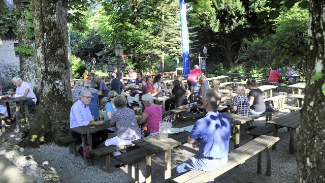 Dorfgestaltung: Die Schlossgastätte in Leutstetten lockt mit ihrem Biergarten jeden Sommer Tausende von Besuchern an.
