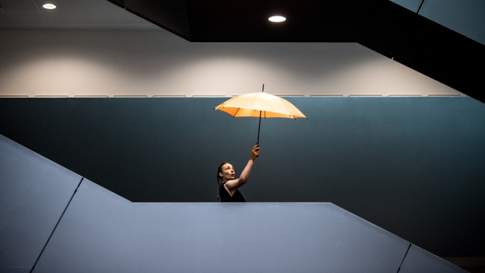 Kulturelles Erbe: Eine Studentin der Folkwang Universität der Künste spannt einen Regenschirm auf. Die wichtigste deutsche Ausbildungsstätte für Fotografie galt als wichtiger Standortvorteil Essens im Wettbewerb um das Deutsche Fotoinstitut.