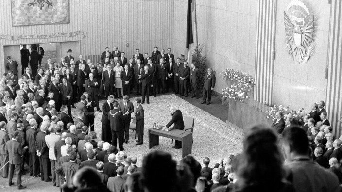Kuriose Auktionen: US-Präsident Kennedy trifft im Kölner Rathaus 1963 Oberbürgermeister Theo Burauen und Kanzler Konrad Adenauer.