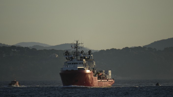 Bootsflüchtlinge: Endlich Aussicht auf einen sicheren Hafen: Das Rettungsschiff "Ocean Viking" fährt am Freitag in Toulon ein.