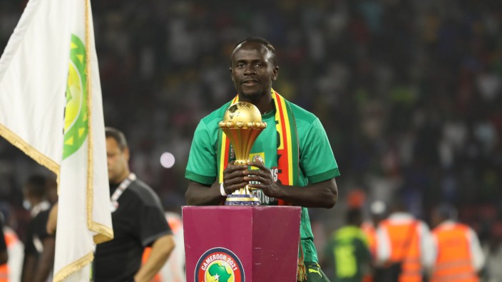Sadio Mané und der FC Bayern: In Senegal hoffen sie selbstverständlich, dass er an der WM teilnehmen kann: Kapitän Sadio Mané posiert im Februar mit der Trophäe des Afrika-Cups.