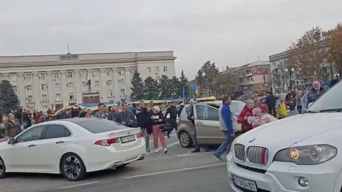 Cherson: Mit Jubel werden in Cherson auf dem Platz der Freiheit ukrainische Soldaten in einem Auto empfangen.