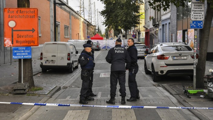 Belgien: Belgische Polizisten sichern den Tatort in Brüssel.
