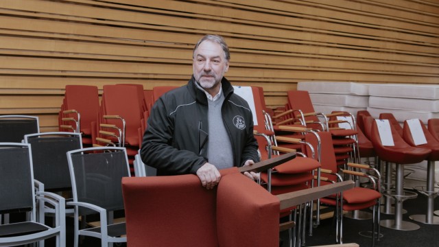 Auktion vor dem Abriss: Harald Ebersberger aus Erlangen holt sich gleich ein halbes Dutzend Stühle. Für den Siemens-Mitarbeiter sind es auch Erinnerungsstücke.