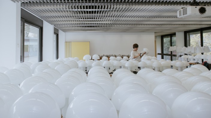 Auktion vor dem Abriss: Die Artemide-Lampen erweisen sich als besonders beliebt beim Ausverkauf im Siemens-Schulungszentrum in Feldafing.