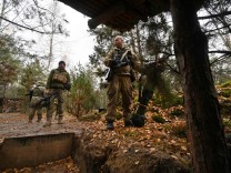 Liveblog zum Krieg in der Ukraine: Ukraine baut Mauer an der Grenze zu Belarus