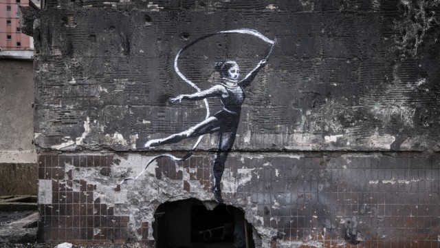 War in the Ukraine: A dancing female figure on a wall in Irpin, a suburb of Kyiv, which was also badly damaged.