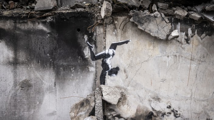 Krieg in der Ukraine: Dieses Wandbild in Borodjanka taucht inzwischen auch in Banksys Instagram-Account auf - ein Zeichen für seine Urheberschaft.