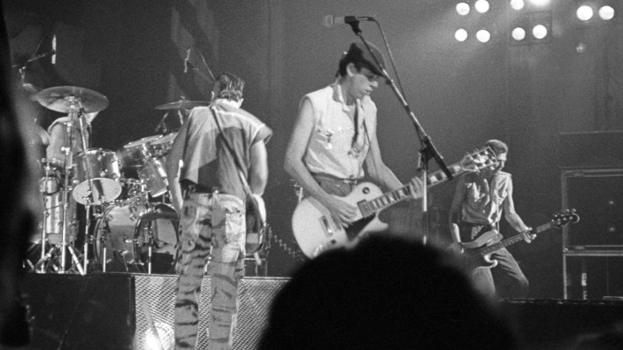 Punk: Terry Chimes, Keith Levene, Mick Jones und Paul Simonon von The Clash bei einem Auftritt im Juli 1982 in der Brixton Academy in London.