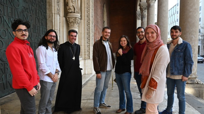 College of Interreligious Studies: Zusammensein in St.Bonifaz: Abt Johannes (dritter von links) und Melanie Fersi (vorn) mit Studenten aus verschiedenen Nationen.