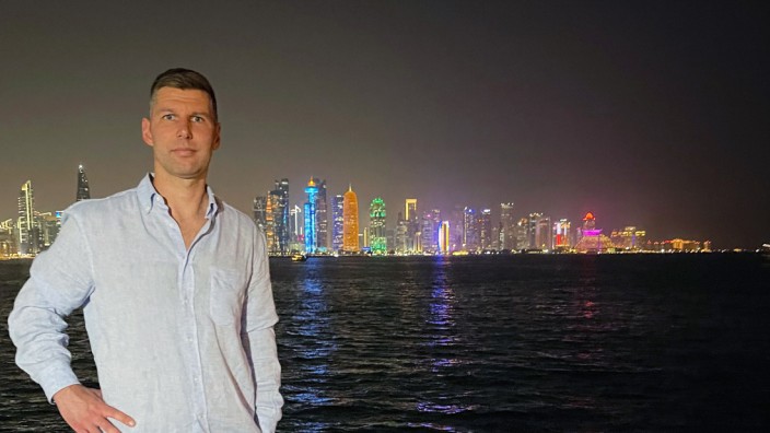 TV-Kritik "Katar - warum nur?": Thomas Hitzlsperger vor Dohas Skyline: "Diese WM hat jeden Zauber verloren."