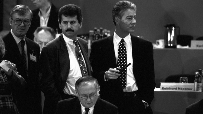 Prantls Blick: Als die SPD das Asylgrundrecht schrumpfte: Parteichef Björn Engholm (re.), Bundesgeschäftsführer Karlheinz Blessing (M.) und der saarländische Ministerpräsident Oskar Lafontaine (vorn) auf dem Sonderparteitag 1992 in Bonn.