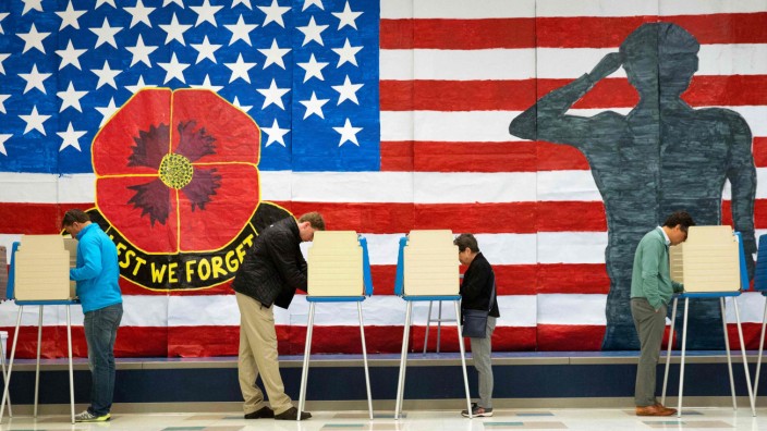 US-Parteien: Ein Salut an das alte Amerika: Wähler bei der Stimmabgabe zu den Zwischenwahlen.