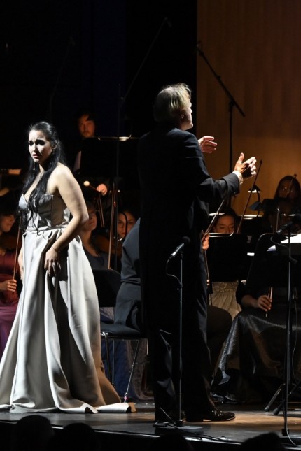 Opera: Carolina López Moreno sings the role of Santuzza.  Right: Conductor Thomas Hengelbrock.