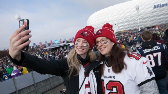 Zwei weibliche NFL-Fans vor der Allianz Arena.