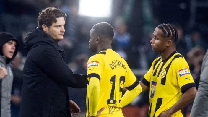 Schwäche des BVB: Dortmunds Trainer Edin Terzic (links) mit Youssoufa Moukoko und Karim Adeyemi (rechts).