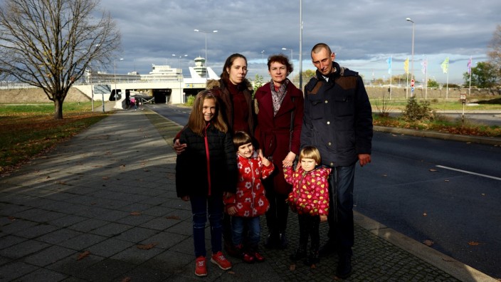 Asylum policy: A family who fled from the Ukrainian city of Zaporizhia is waiting in front of the refugee accommodation in the former Berlin Tegel Airport.