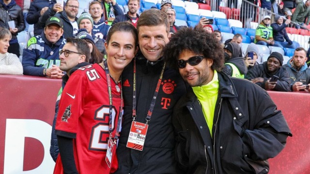 Bilder zum NFL-Spiel in München: Thomas Müller mit seiner Frau Lisa und Serge Gnabry