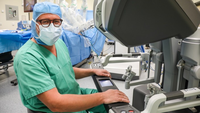 Neue OP-Methode: Neuer Kollege OP-Roboter: Chefarzt Axel Kleespies mit dem "Da Vinci Xi".