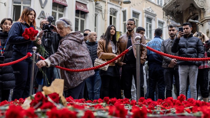 Türkei: Blumen für die Opfer: Viele Menschen in Istanbul halten nach dem Anschlag vom Sonntag für einen Moment inne.