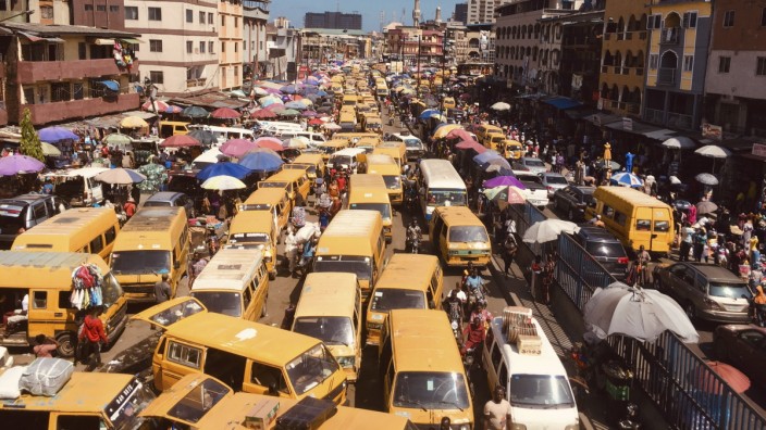 Ben Wilson: "Metropolen. Weltgeschichte der Menschheit in den Städten": "Ordnung ist im Grunde antiurban." - Straßenszene in der nigerianischen 14-Millionen-Stadt Lagos.