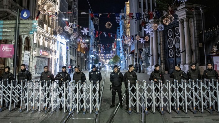Türkei: Polizisten sperren eine Straße nach einem Anschlag in Istanbul