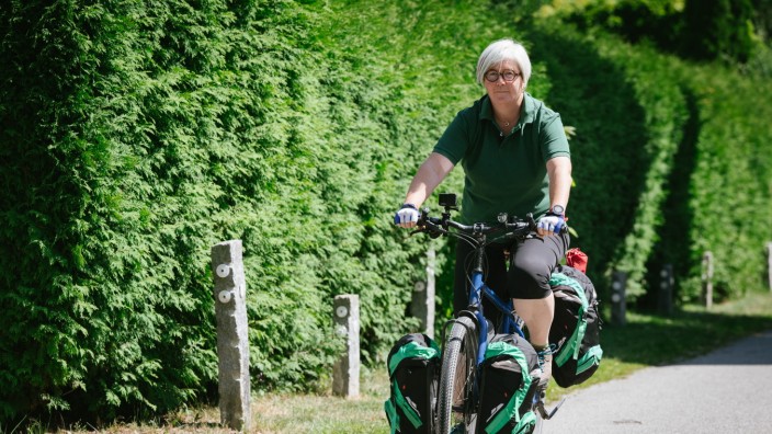 Landkreis München: Auf ihrem blauen Trekkingrad ist Grünen-Kreisrätin Tania Campbell Mitte Juli losgefahren.
