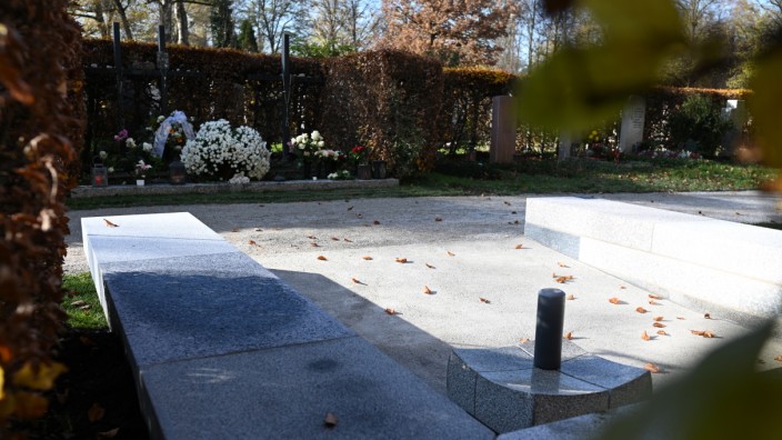 Friedhof am Perlacher Forst: Die Sitzgruppe vor dem Ehrengrab der Geschwister Scholl wurde aus alten Grabsteinen errichtet.