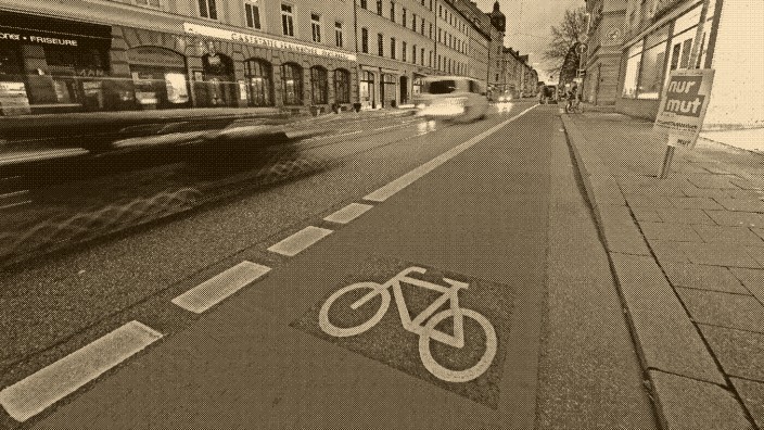 Radspuren in München: Inzwischen als Dauereinrichtung beschlossen: Münchens umstrittenste Fahrradspur in der Fraunhoferstraße. Begeistert manche - aber nicht alle.