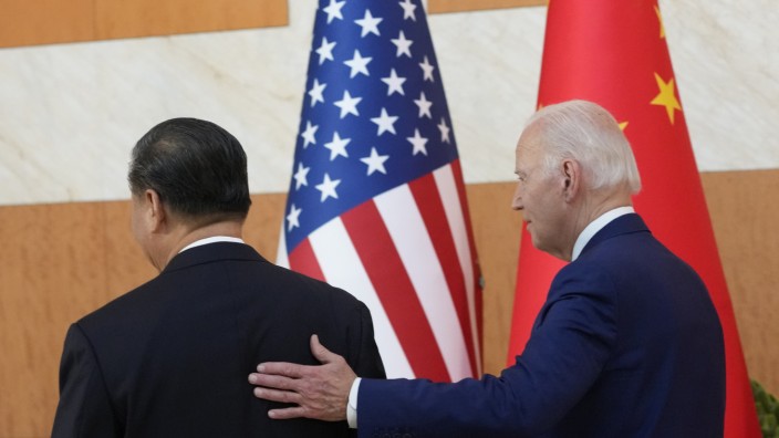 USA und China: Körperkontakt, auch beim chinesischen Machthaber: Joe Biden mit Xi Jinping am Montag auf Bali.