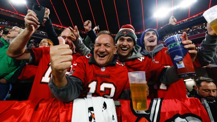 NFL-Premiere in München: Der Gipfel der Ausgelassenheit: Fans der Tampa Bay Buccaneers zelebrieren in Fröttmaning den Sieg ihres Teams.