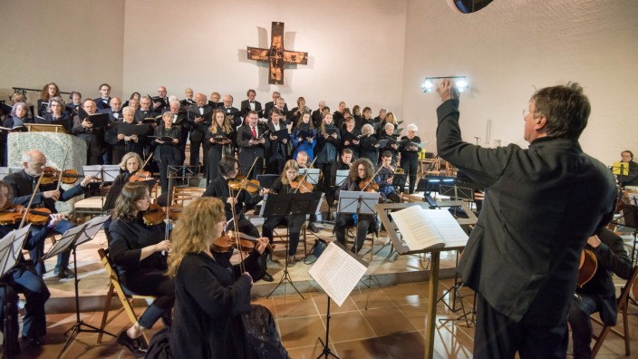 Klassik in Feldafing: Spannendes Experiment in der Feldafinger Heilig-Kreuz-Kirche: Unter Leitung von Dirigent Norbert Groh boten die Musiker eine imposante Aufführung.