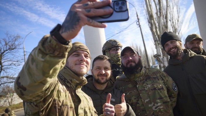 Russischer Rückzug: Ein überfallenes Land im Krieg braucht auch positive Bilder: Ukrainische Soldaten machen ein Selfie mit Präsident Wolodimir Selenskij nach der Rückeroberung von Cherson.
