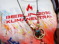 Teilnehmerin auf einer Demo 2021 in Berlin. Die Initiative 