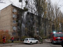 Liveblog zum Krieg in der Ukraine: Wohnhäuser in Kiew von Raketen getroffen