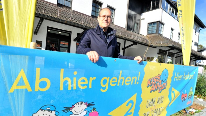 "Kiss and Go"-Projekt in Krailling: Der Vorsitzende des Elternbeirats, Andreas Zeitlberger, will den Verkehr vor der Kraillinger Grundschule beruhigen und die Kinder zu mehr Bewegung animieren.