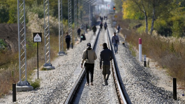 Migranten auf den Gleisen zwischen Serbien und Ungarn