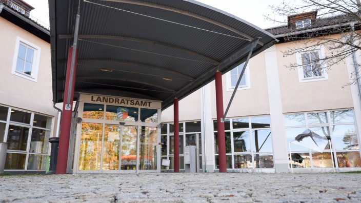 Drehkreuz und Terminpflicht: Der Eingangsbereich des Landratsamts in Bad Tölz soll umgestaltet werden, der Zugang nur noch beschränkt erfolgen.
