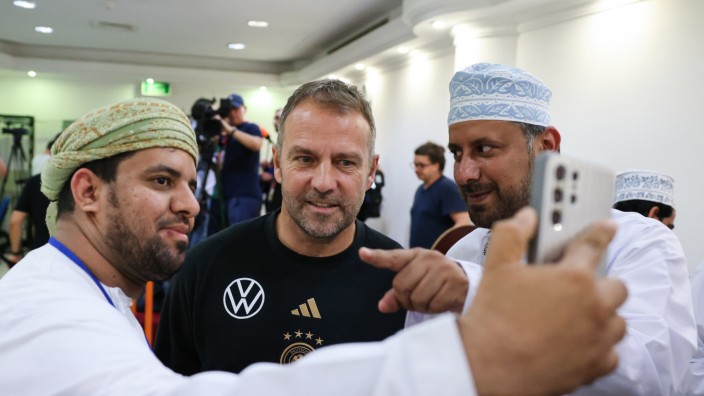 Deutscher WM-Test in Oman: Fototermin mit Bundestrainer: Hansi Flick (Mitte) ist bei der Pressekonferenz in Oman ein gefragter Mann.