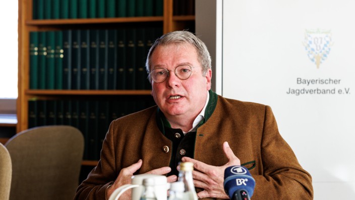 Jagdverband: Ernst Weidenbusch, Präsident des Bayerischen Jagdverbands (BJV), hier bei einer Pressekonferenz, ist im Verband umstritten.