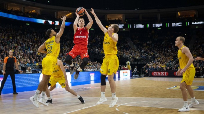 Basketball: "Es ist gut, ein Pflaster schnell runter zu reißen": Niels Giffey (in rot) wurde bei seiner Bayern-Premiere in Berlin ausgepfiffen.