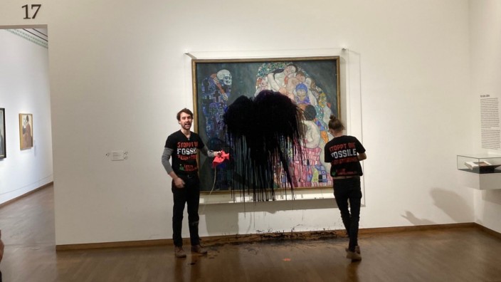 Wien: Die Klima-Aktivisten der Gruppe "Letzte Generation" vor dem Klimt-Gemälde im Leopold Museum.