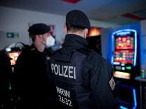 Razzia in einem Wettbüro in Duisburg.  Der Einfluss der Organisierten Kriminalität wächst, warnt das Innenministerium.