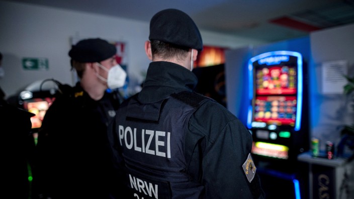 Razzia in einem Wettbüro in Duisburg.  Der Einfluss der Organisierten Kriminalität wächst.