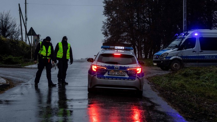 Polnische Polizisten sperren die Straßen Richtung Przewodow, wo eine Rakete zwei Menschen getötet hat.