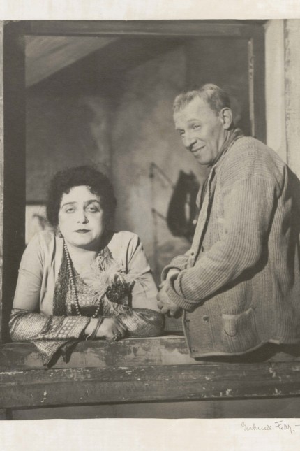 Deutsches Theatermuseum: Sie stand natürlich vor Gertrude Fulds Kamera: Therese Giehse als Irma Pistora, hier zusammen mit Josef Eichheim in "Die Bekehrung des Ferdys Pistora".