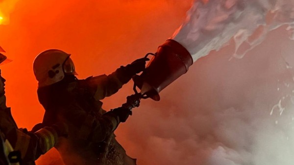 Feuerwehrleute bekämpfen nach dem Raketenbeschuss einen Brand in der Region Kiew.