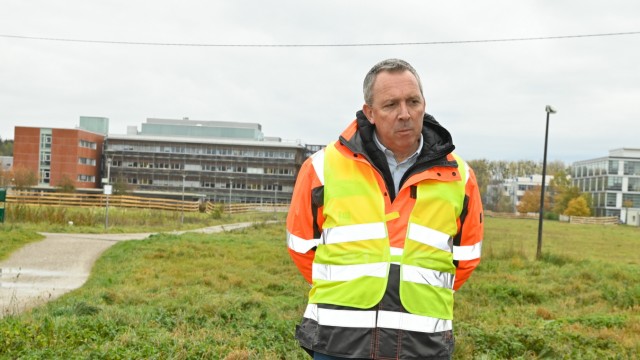 Nahverkehr: Projektleiter Leonhard Weiß an der Baustelle.