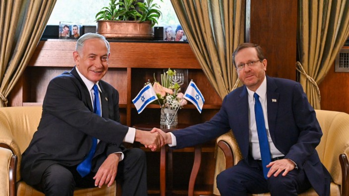 Netanjahus Rückkehr: Staatspräsident Jitzchak Herzog (rechts) beauftragt Benjamin Netanjahu mit der Bildung einer Regierung. Der aber setzt diesmal auf fragwürdige Verbündete.